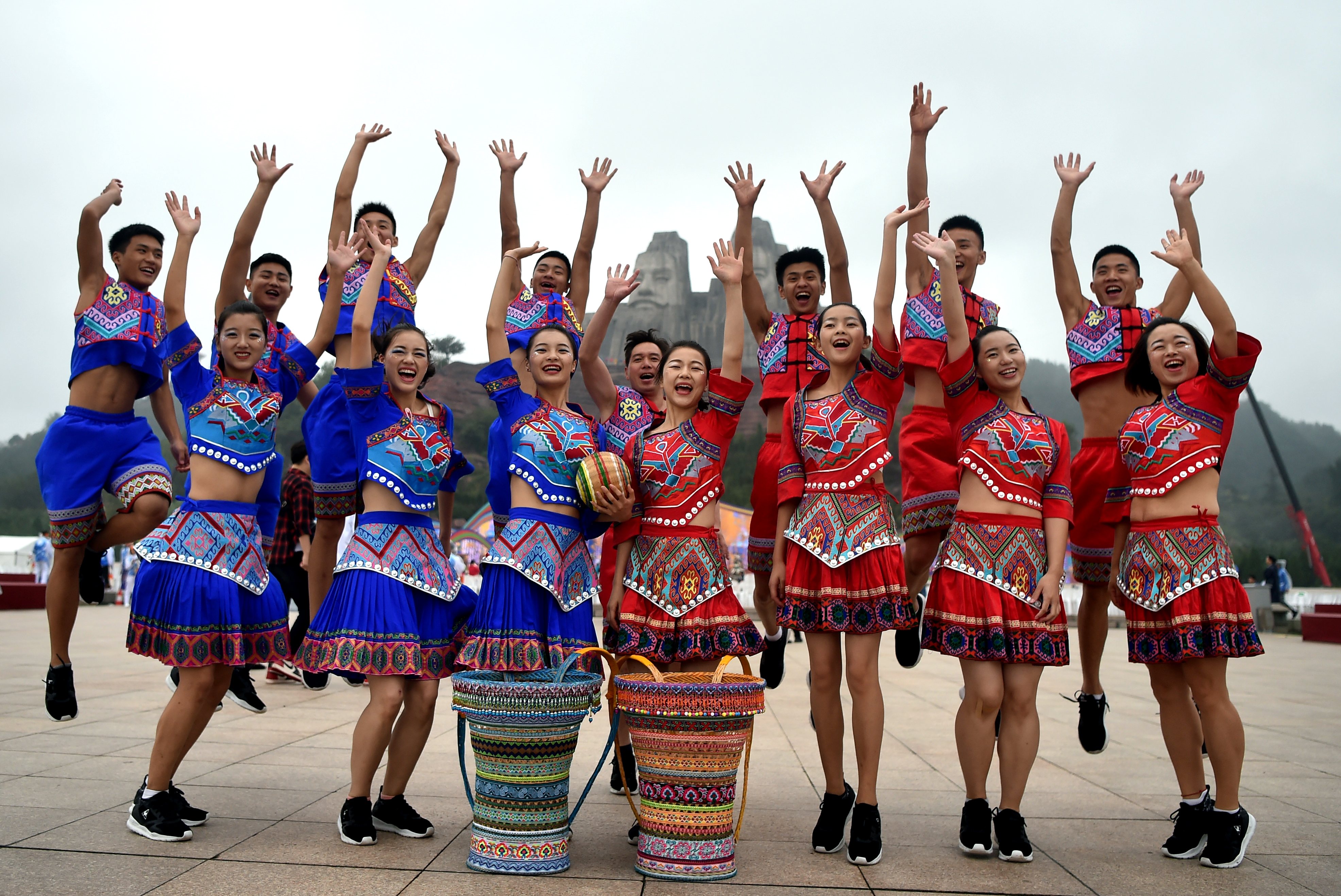 第十一届全国少数民族传统体育运动会民族大联欢活动在郑州举行(3)