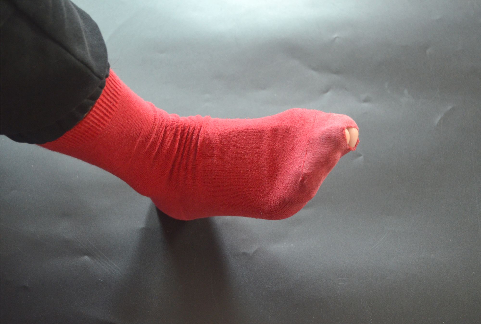 修补破洞袜子的小窍门 修补袜底破洞的方法 首先用剪刀将袜底有破洞的