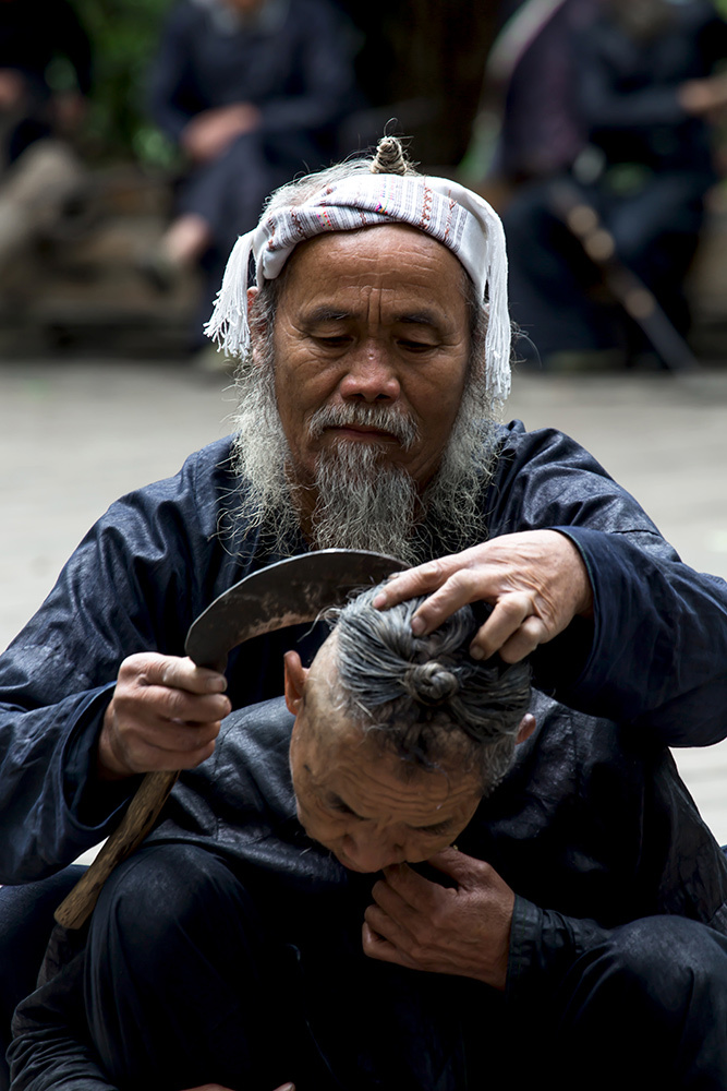 人文纪实摄影:岜沙的镰刀剃头让人大开眼界