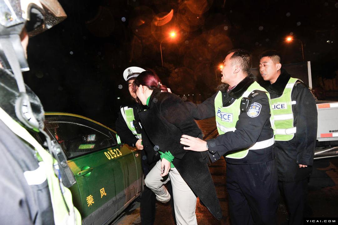 酒驾被查,女司机跪求交警"留1分"