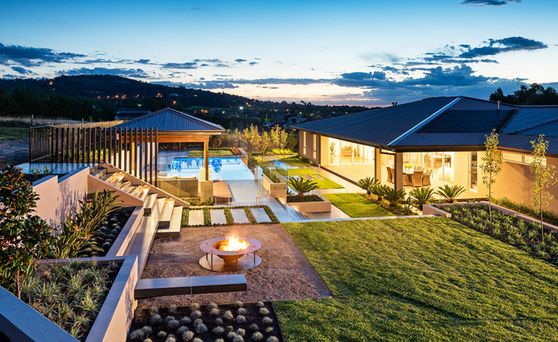 一个泳池,一个现代四角亭,几块草坪美了整个别墅庄园 转载自百家号