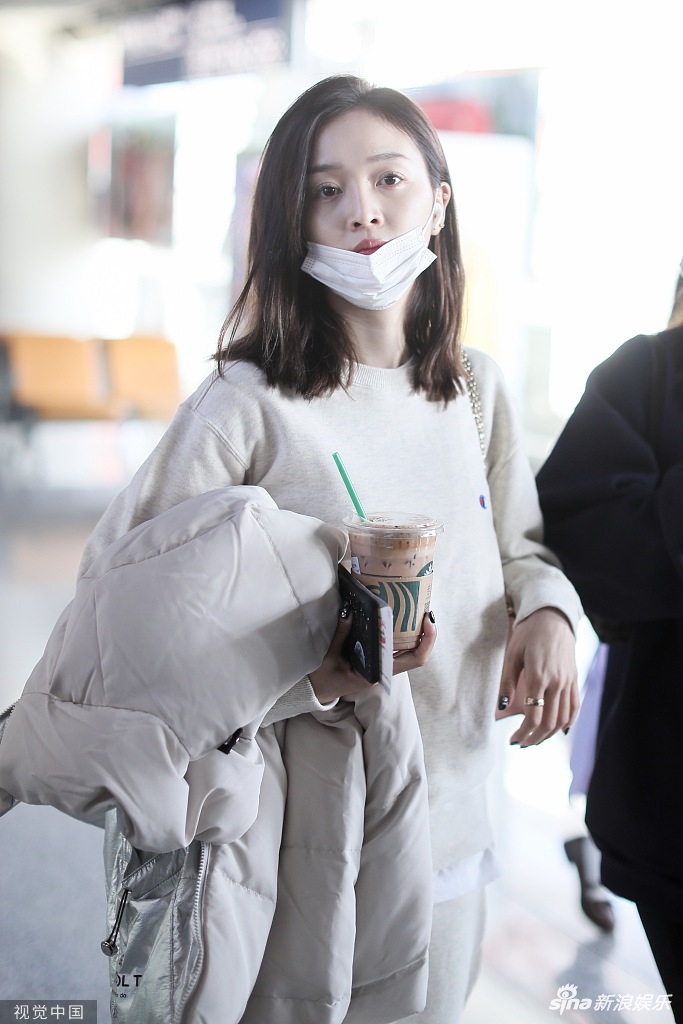 组图:吴宣仪穿羽毛鞋素颜现身机场 口罩遮面难掩白皙皮肤