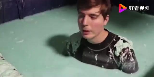 老外作死,在史莱姆中泡澡,小伙刚一下去就后悔了!