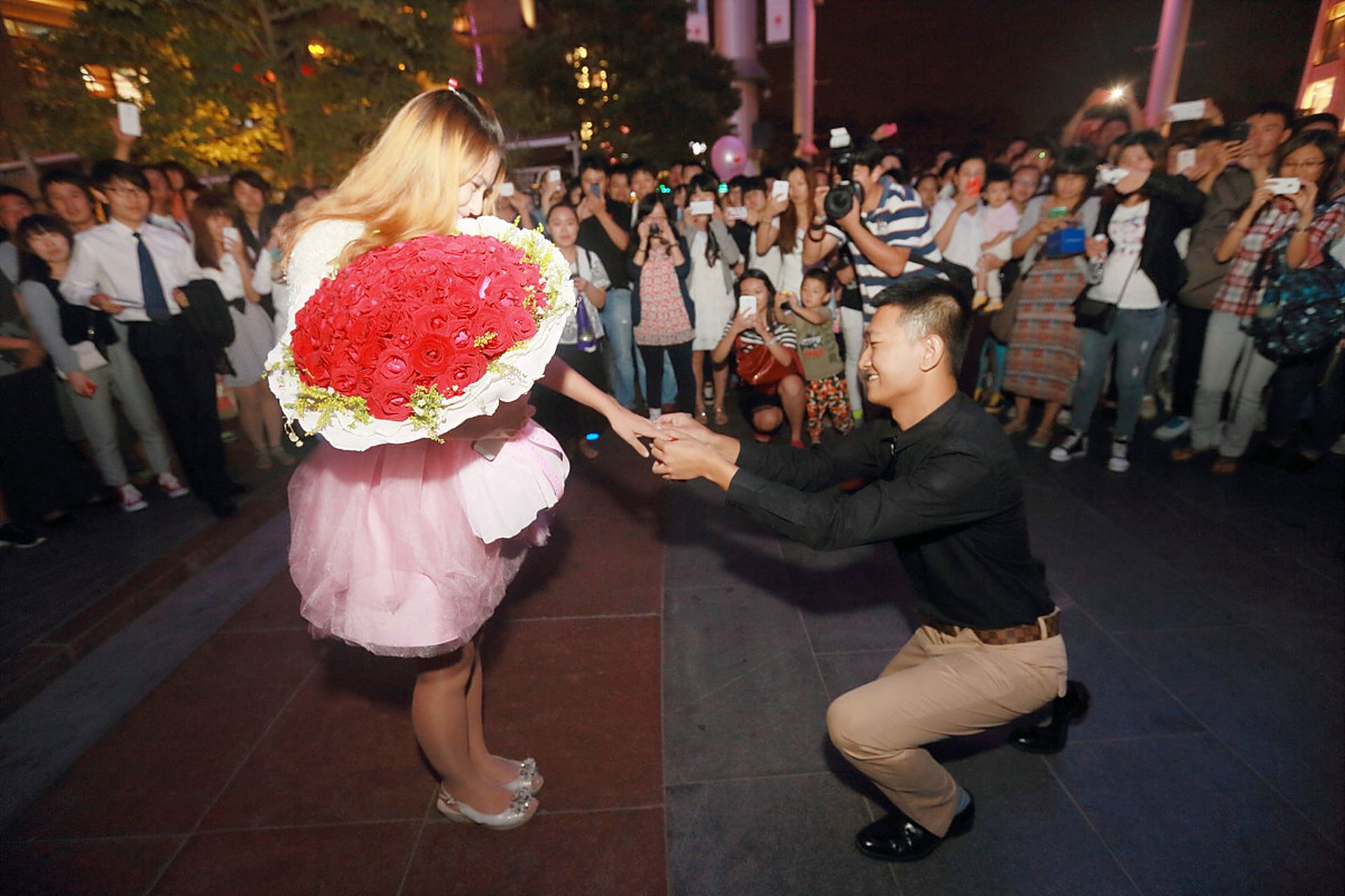 一个男孩向女孩求婚,女孩很感动,于是她问男孩:"你为什么想要和我结婚