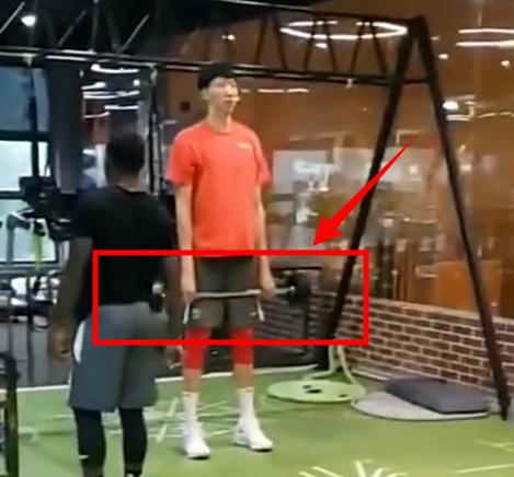 35岁詹姆斯化身撸铁狂魔,周琦"迷你杠铃"躺枪,网友:多学着点