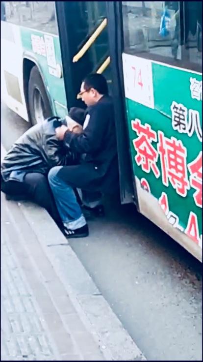 七旬老汉下车被夹腿 人摔车外脚卡车内 哈尔滨74路药六嘉园路段发生