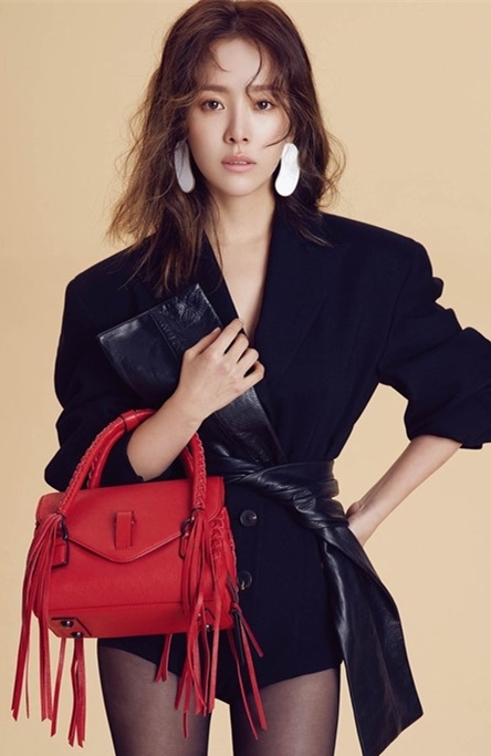 韩志旼最新时装写真,腿部线条优美,红色唇妆展现高傲魅力