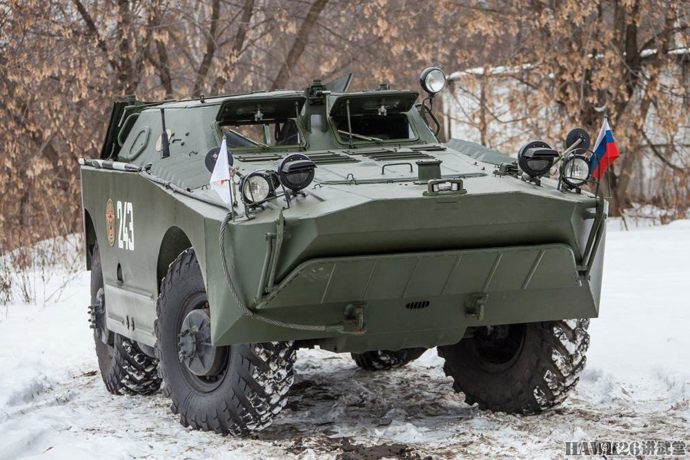 brdm-1装甲侦察车上路引发民众围观 俄罗斯武器收藏家的最爱