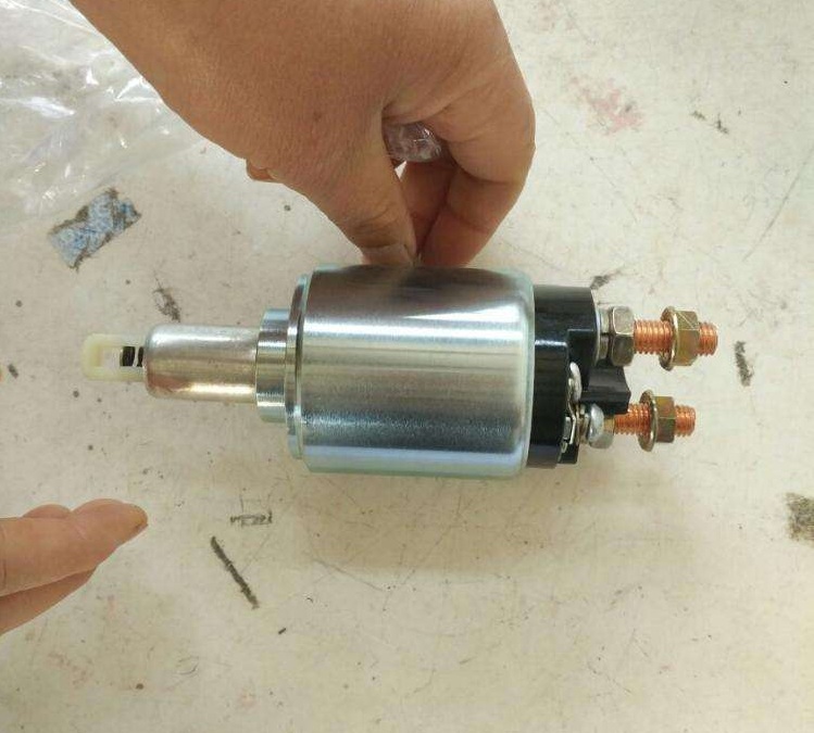 可以听听是否有启动马达的"哒哒"声响,而通常启动机不工作也经常是