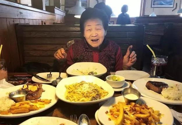 80岁老太太靠直播吃饭吸粉无数,内心年轻,享受生活,让人羡慕