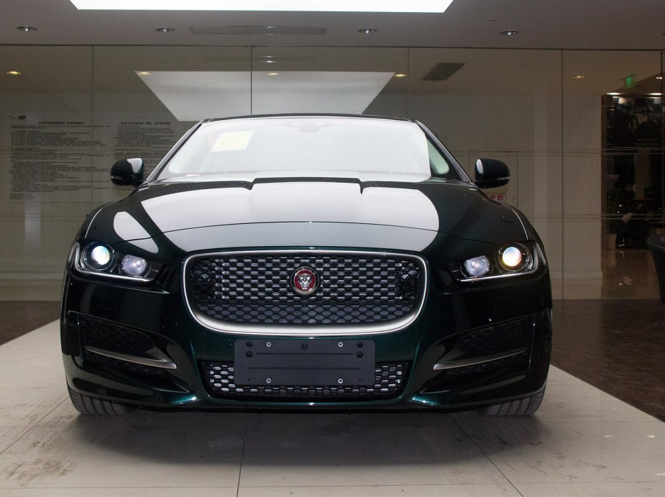 捷豹xe外观设计很大气,给人一种豪华感