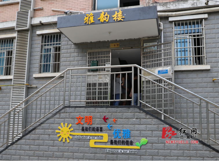银盆岭街道这个小区楼道变成了居民艺术作品的"展览馆"