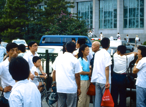 北京街拍1985年,趴活儿的京城板爷