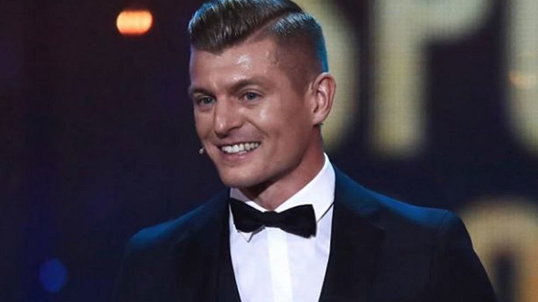 托尼克罗斯在德国的gq颁奖典礼上获得了认可,这位皇马中场在柏林的