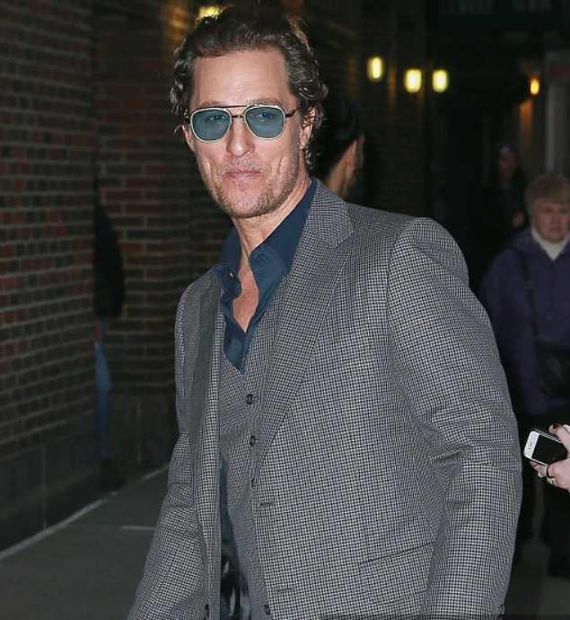 影帝马修·麦康纳西装尽显绅士优雅,为宣传新片录综艺超有心