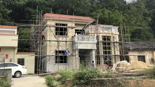 为建这栋农村框架房,重砸40吨水泥打基础,这房能有多结实?