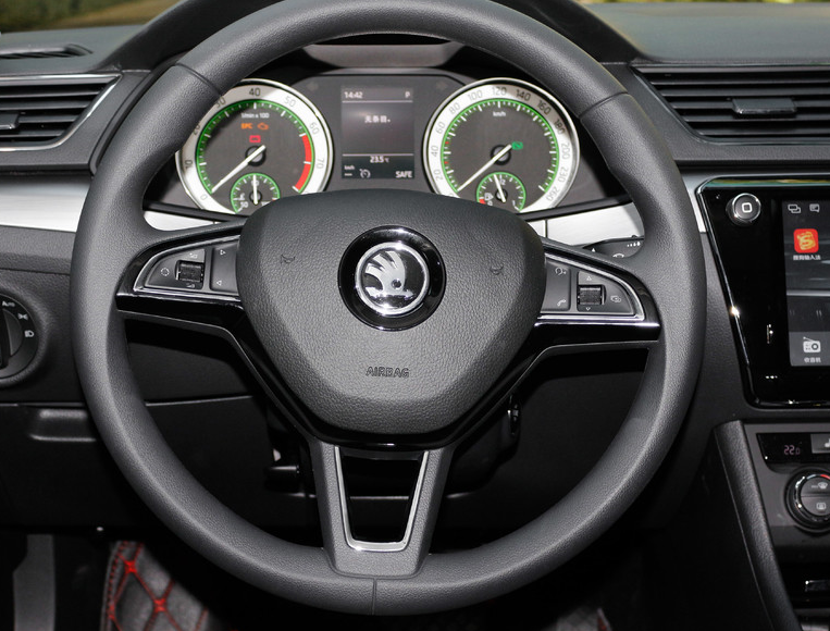 方向盘的样式很好看,中规中矩,带给驾驶员不一样的体验