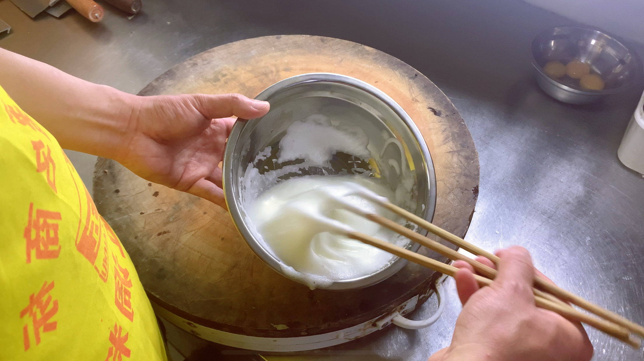 制作蛋糕,鸡蛋清打发很重要,厨师分享“手打鸡蛋清”的的方法!