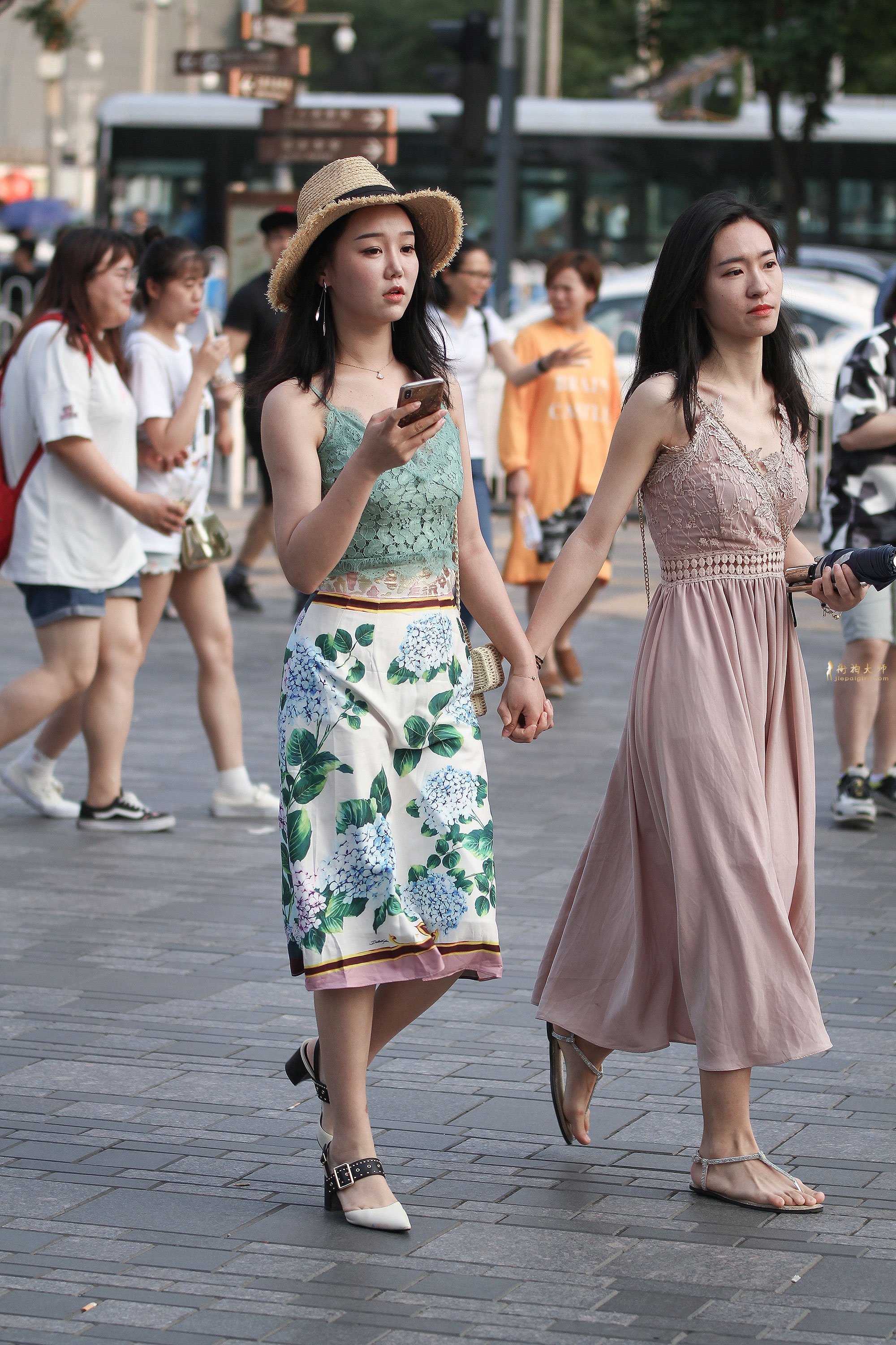 街拍:圖六美女穿清爽白綠搭配短裙,很淑女很有女人味!