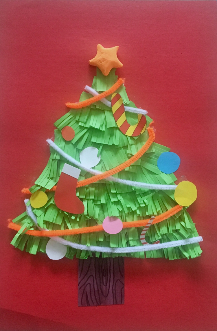 接下来要装饰圣诞树啦,先给它穿上漂亮的彩带,我用的是扭扭棒,其他