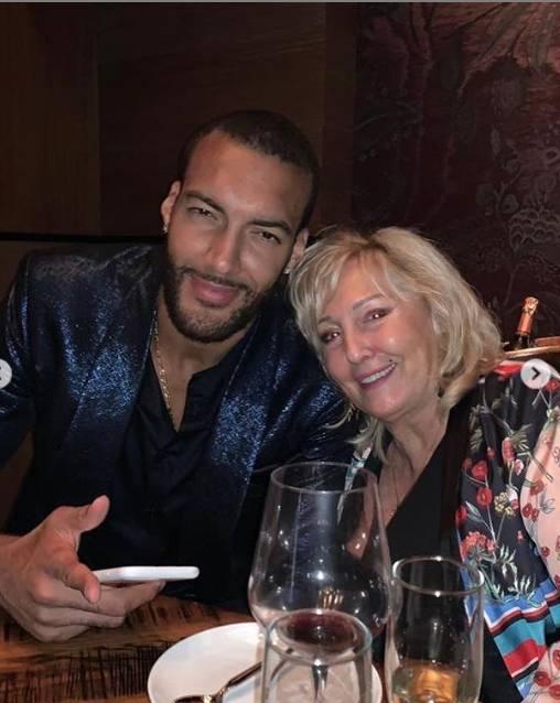 母亲是天下最伟大的!戈贝尔晒照祝妈妈母亲节快乐