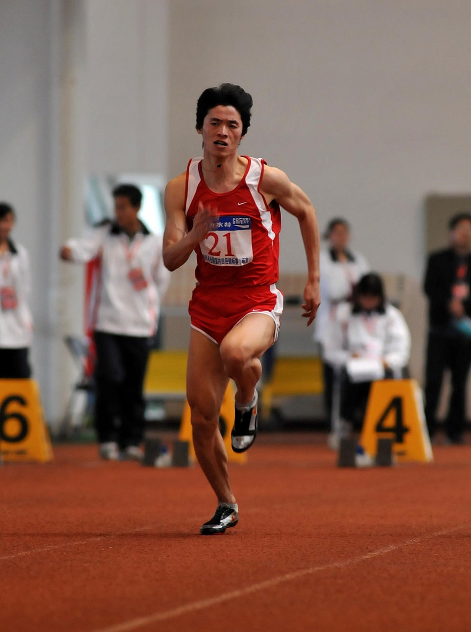 可以通过正确的姿势,起跑技巧和逐渐加大力度来