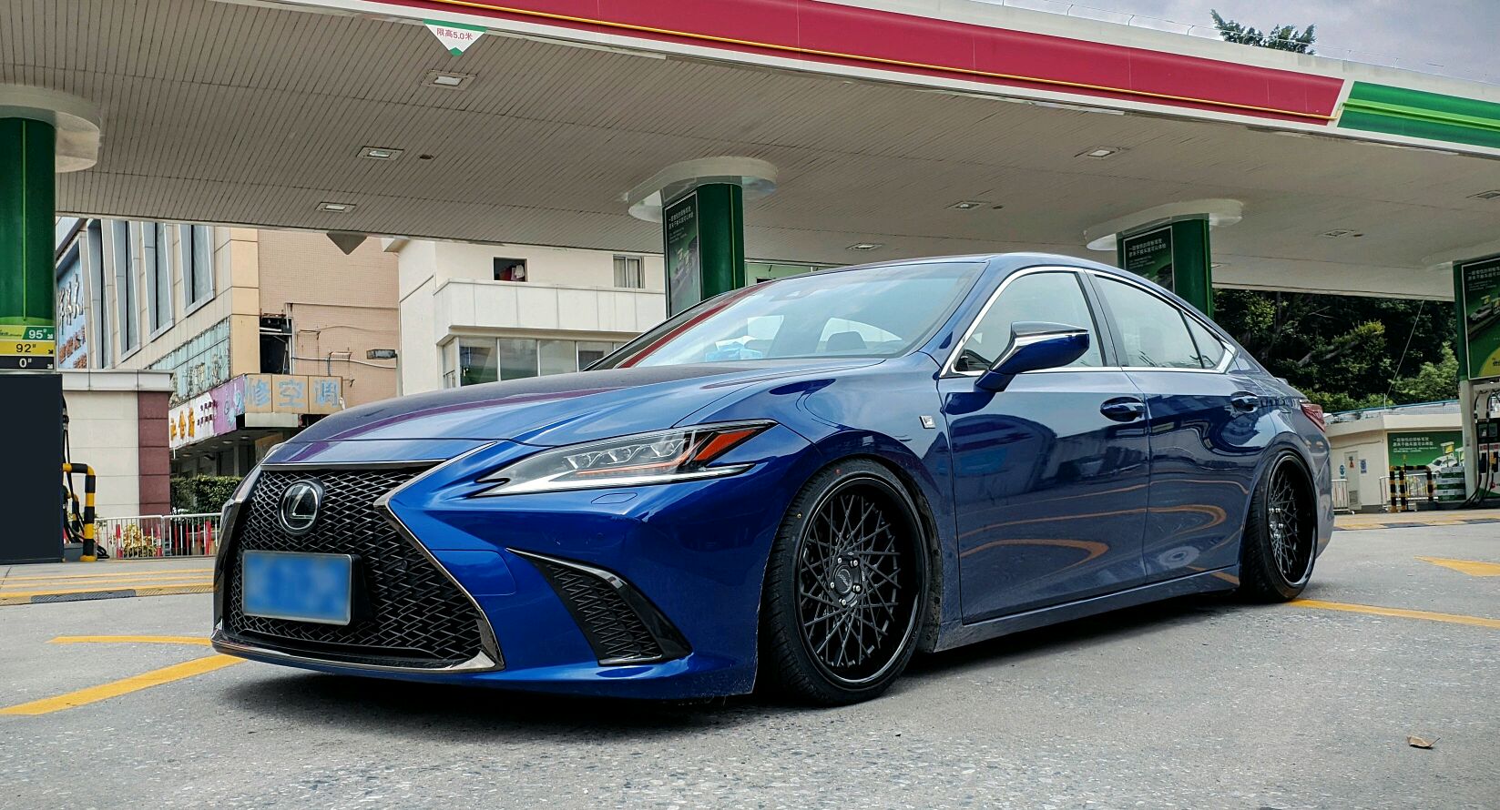 不多见的蓝色雷克萨斯es260f sport