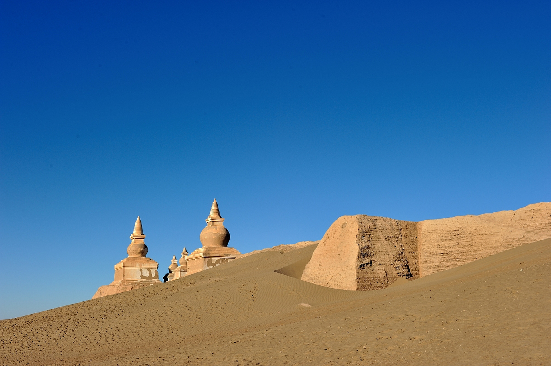 敦煌阳关位于甘肃酒泉市敦煌市西南70公里处的古董滩,这里不仅拥有