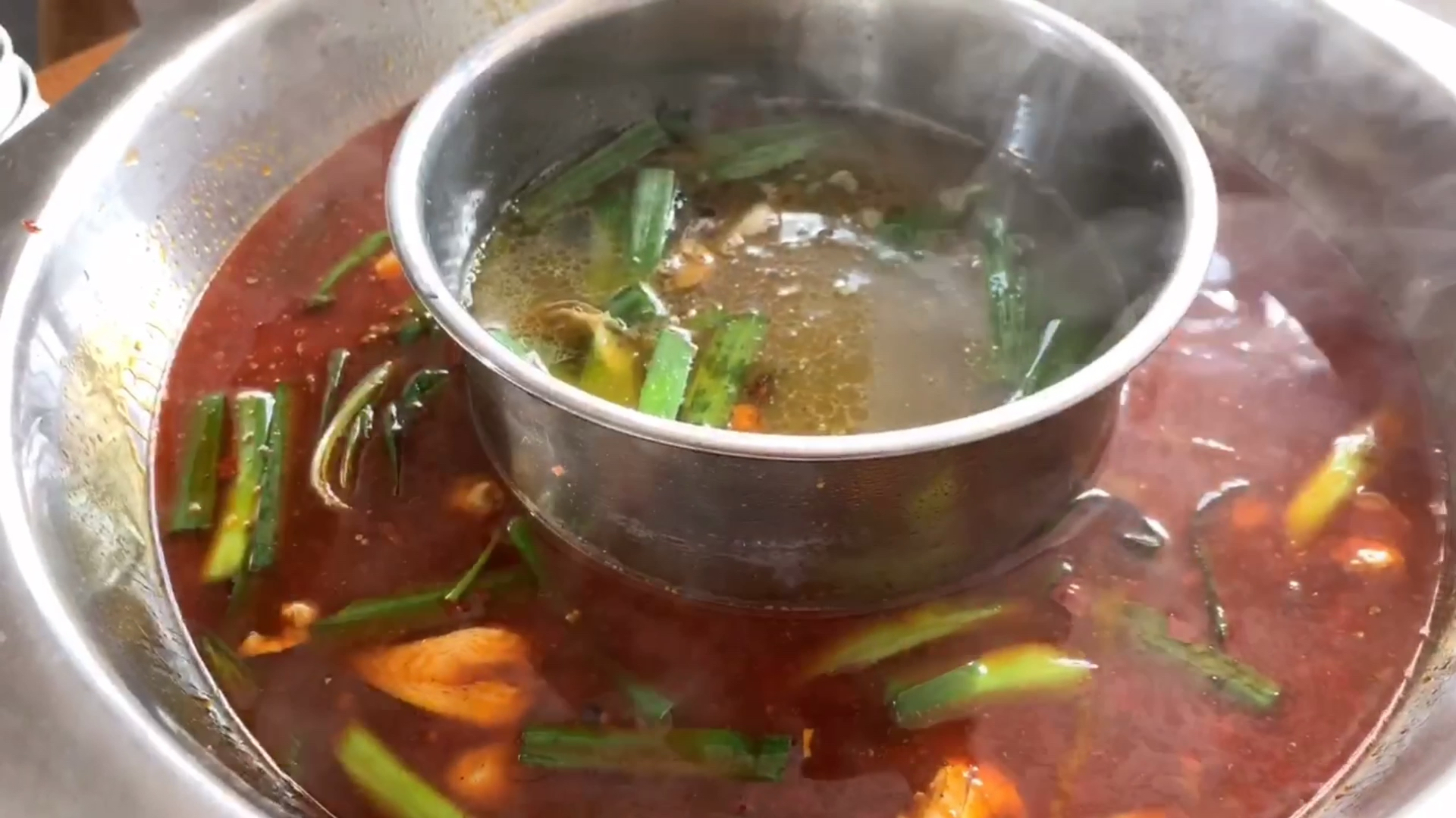 地道家常四川麻辣鸳鸯牛肉火锅做法