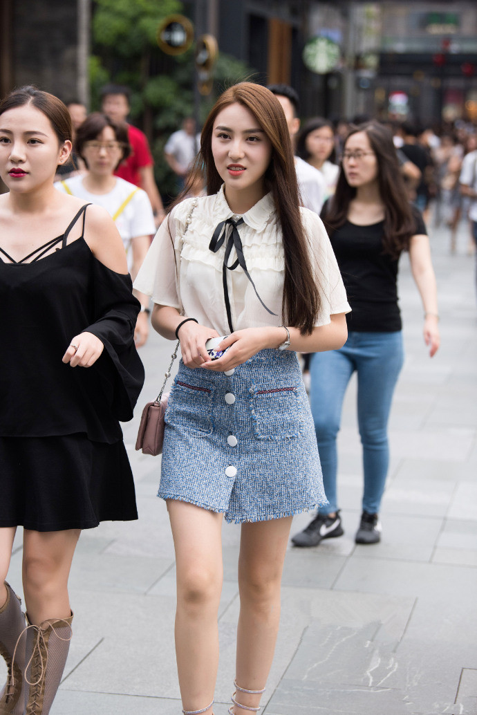 街拍:都市丽人身穿绿边吊带裙,搭配白色鞋子,青春活力尽显!
