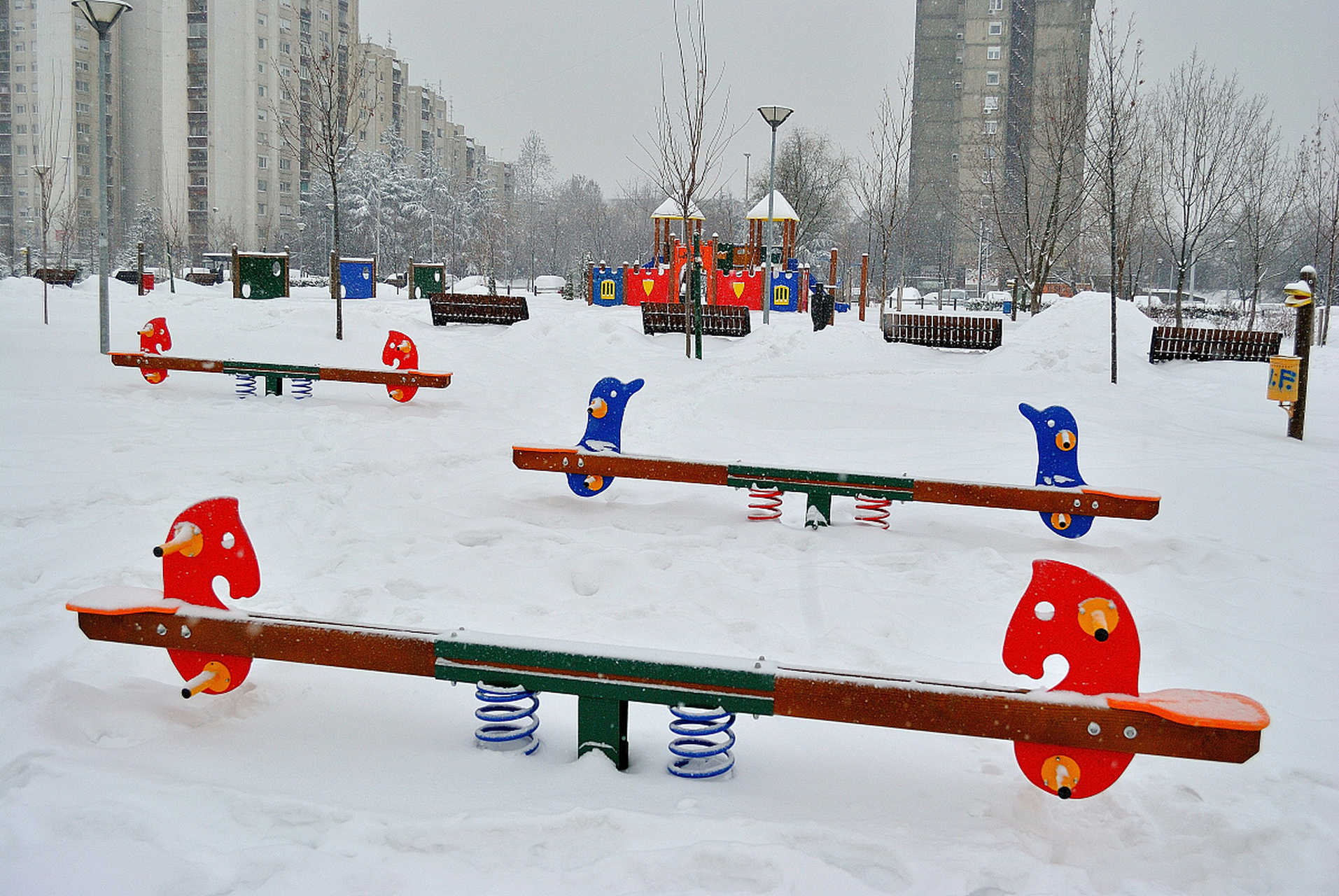 知识创作挑战赛#  下雪后,要自制滑雪场地,首先需要选择一个宽敞平坦