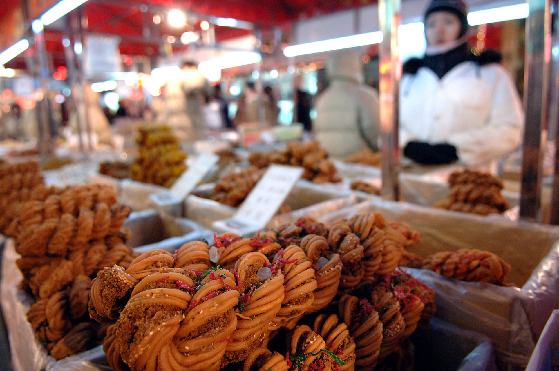 天津6大名小吃:狗不理包子,耳朵眼炸糕,十八街麻花,熟梨糕,锅贴和老