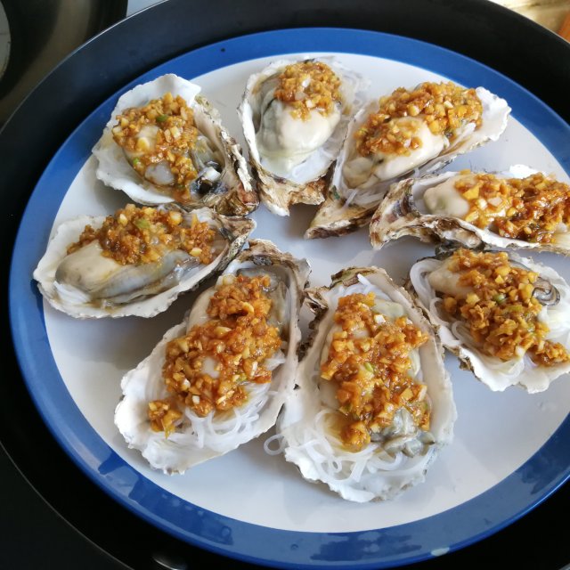 蒜蓉粉丝蒸生蚝,鲜味十足,味道太赞了,几步就搞定