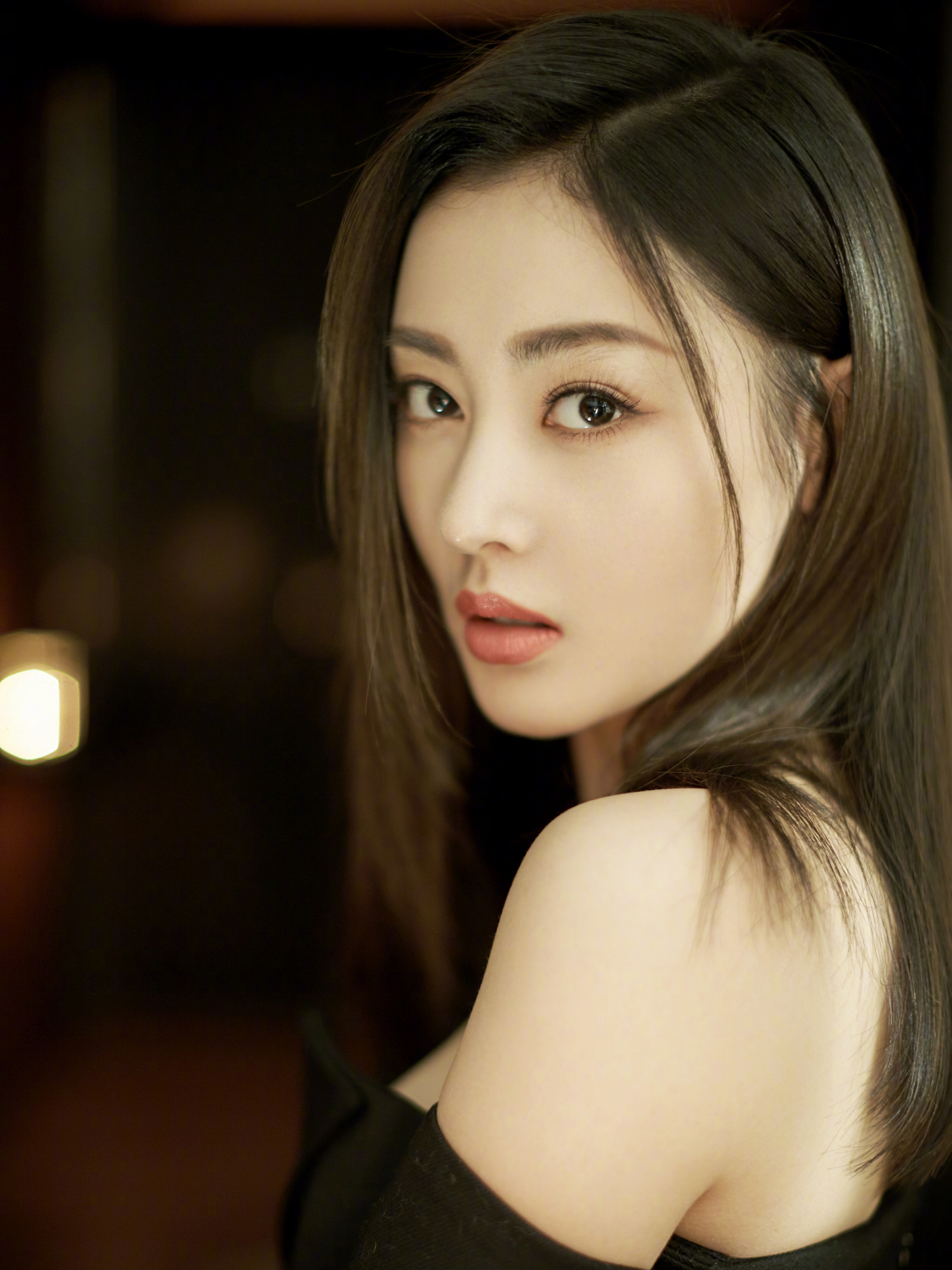 29岁张天爱真敢穿,身穿一件抹胸连衣裙,气场惊艳!