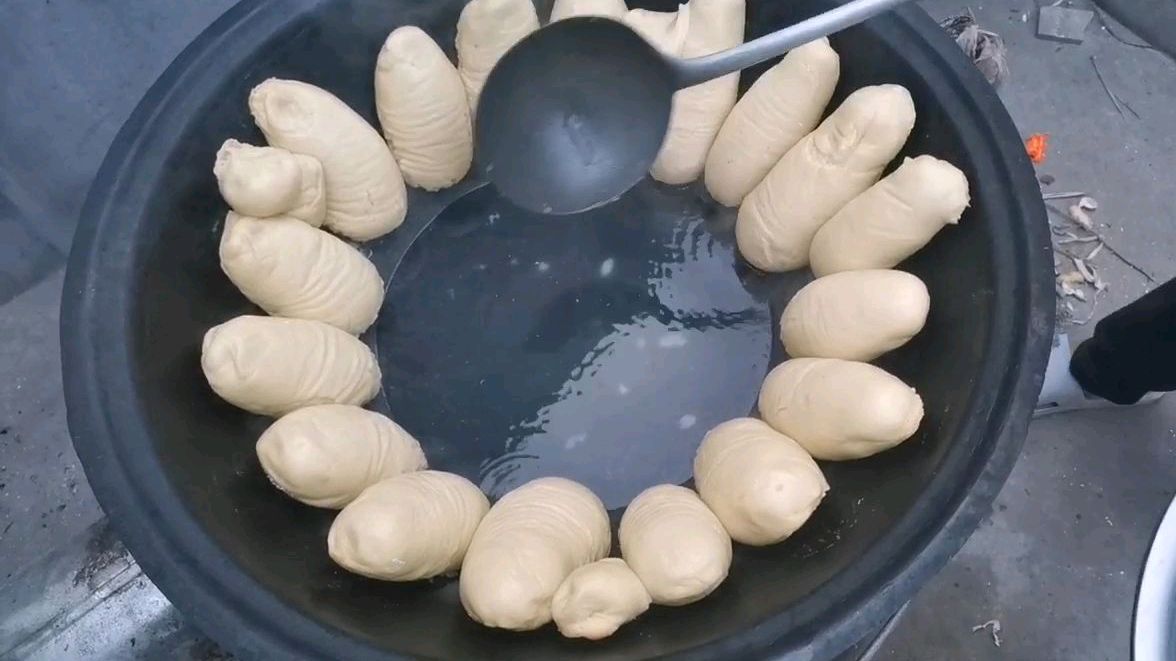 老家的大铁锅做啥都好吃,贴玉米饼子了