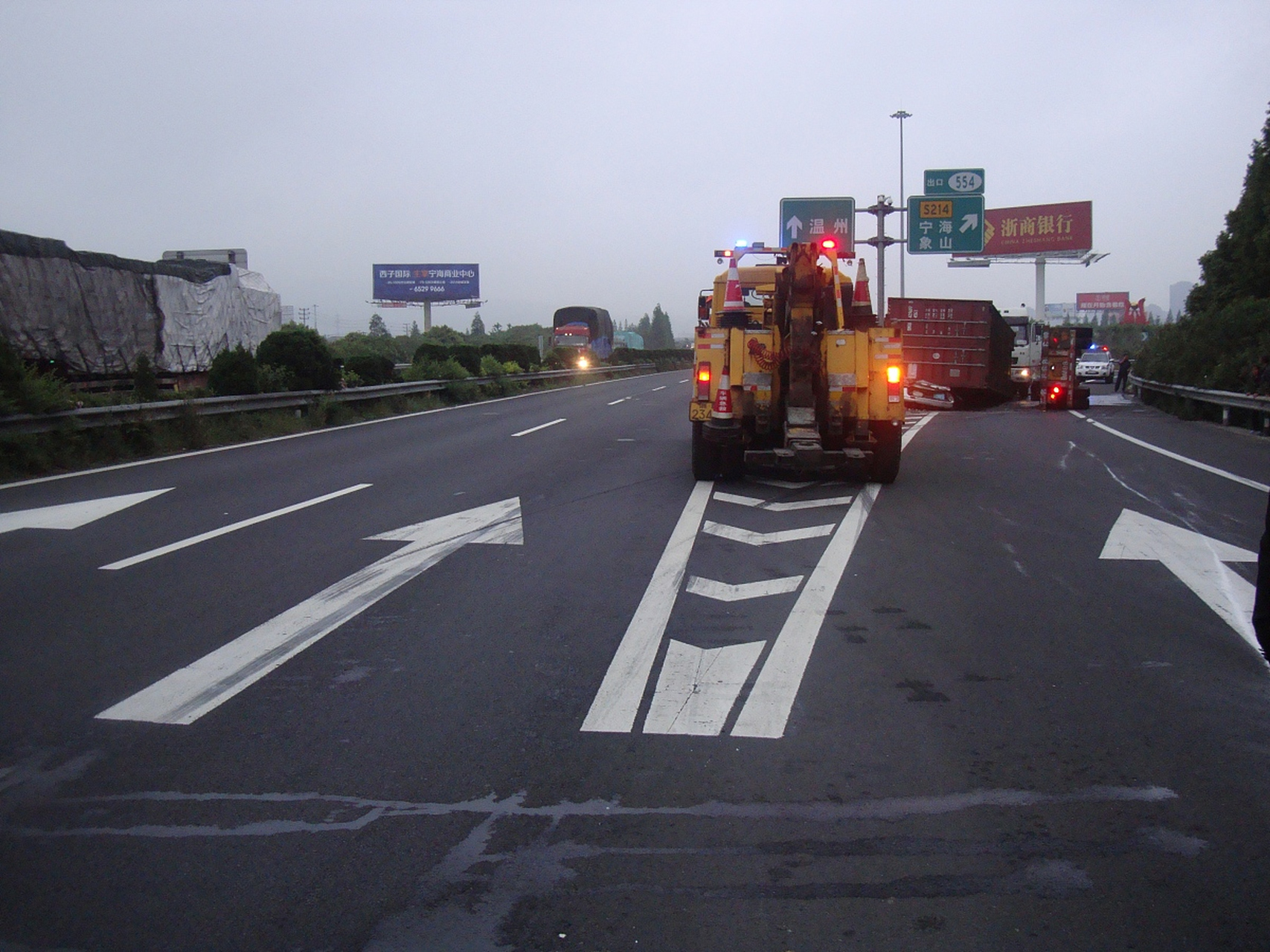 高速路上压到导流线都会被罚款,扣分吗?