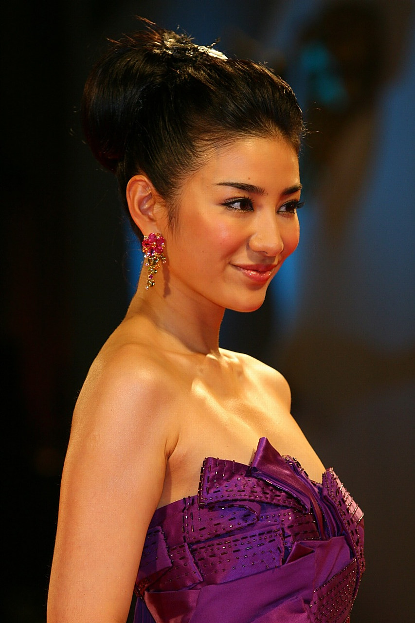 在拍摄《还珠格格3》时,黄奕饰演的小燕子有一个经典的跳跃动作,需要