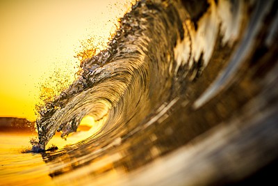 美国摄影师拍摄惊艳海浪,金色闪耀展现自然之美