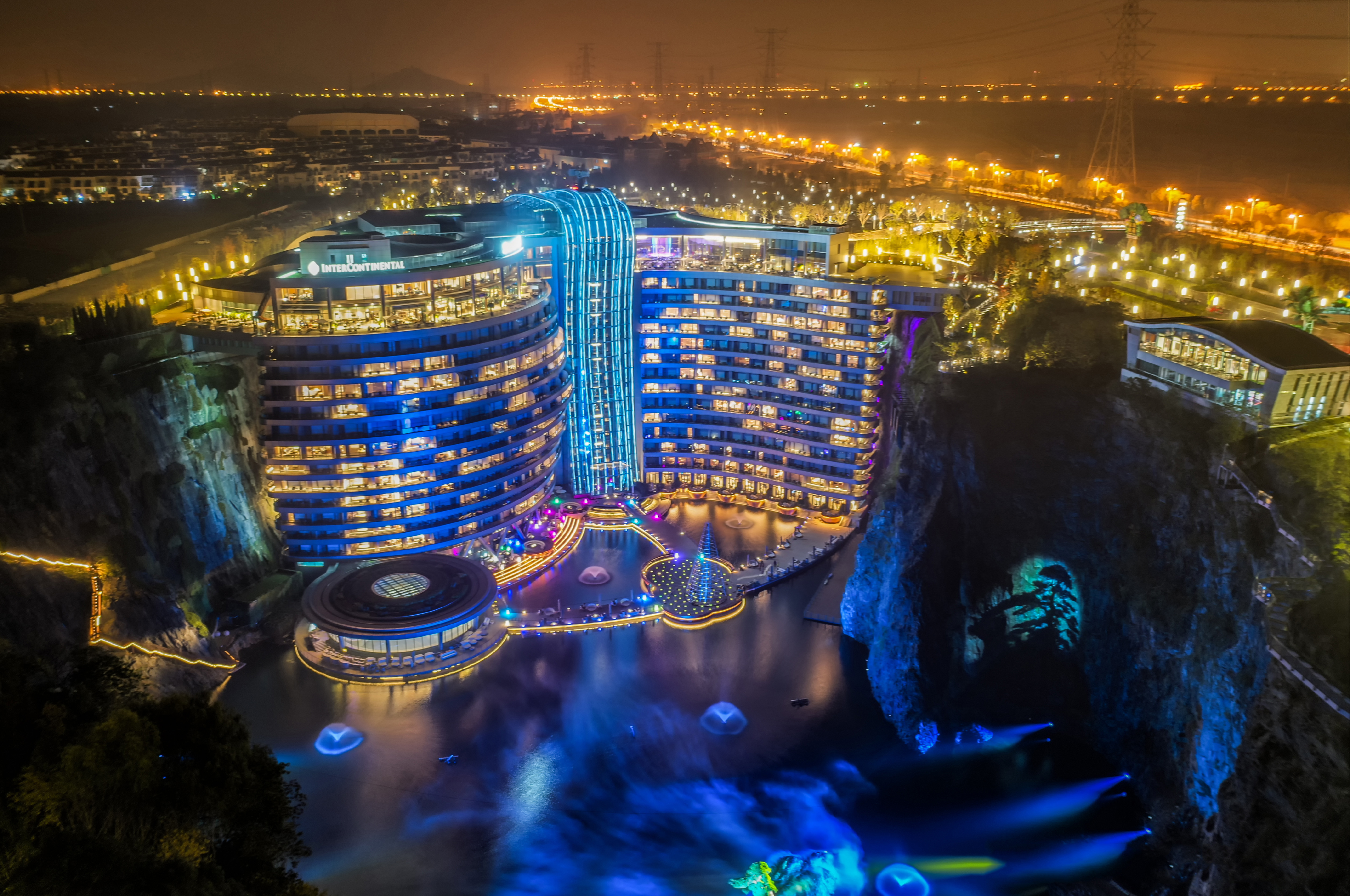 上海深坑酒店土豪的世界土豪的坑18层反人性设计思路