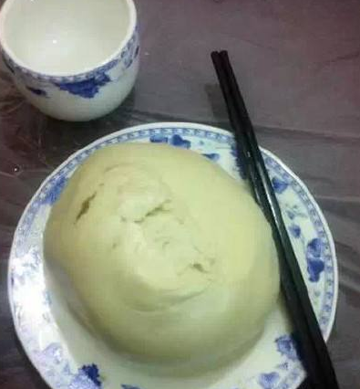 如何证明自己很穷?其实方便面不是用来吃的,而是当手包用!