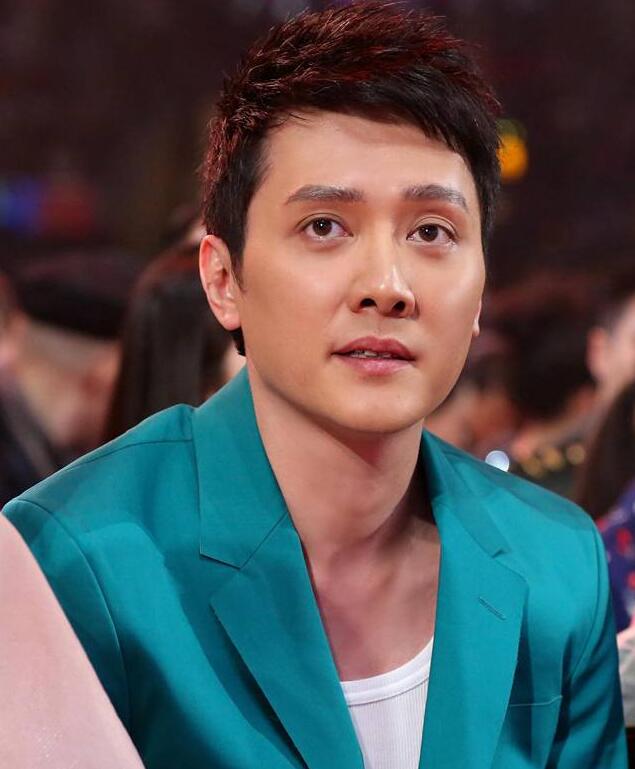 有次冯绍峰跟他妈妈说他可能要接一个陈世美的角色,他妈妈听完后一个