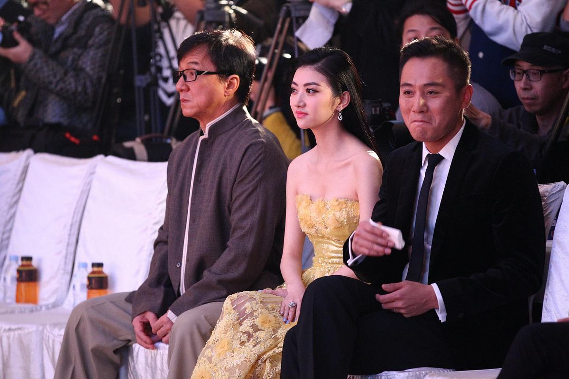 和景甜,成龙同框,感觉刘烨,挺有喜感的[嘻嘻]!