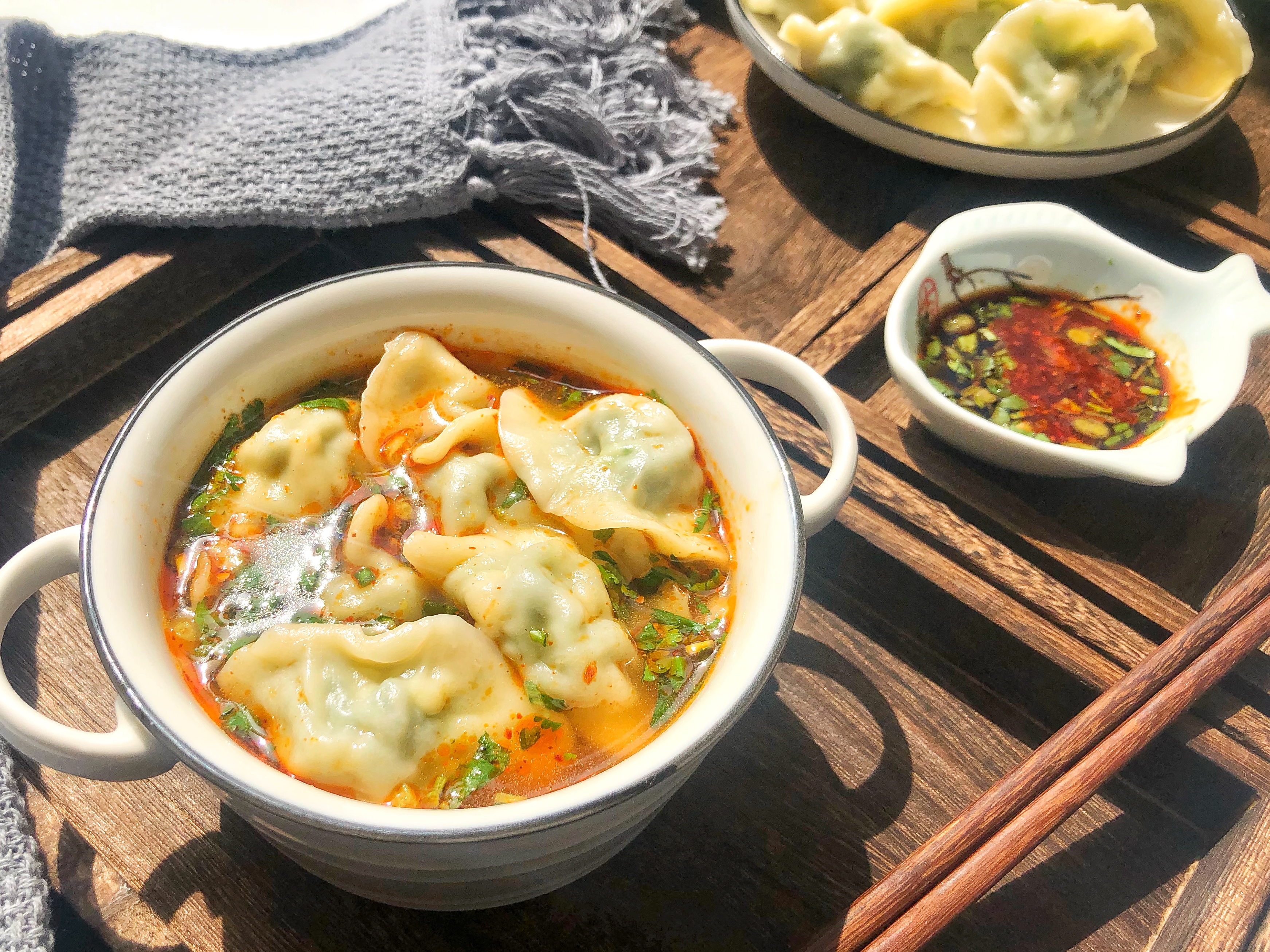 7.捞出好饺子,浇上饺子汤,一碗酸汤荠菜素饺子,一碟蘸汁的饺子.