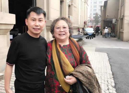 75岁的李明珠,丈夫脑溢血生活不自理,她悉心照顾多年不离不弃