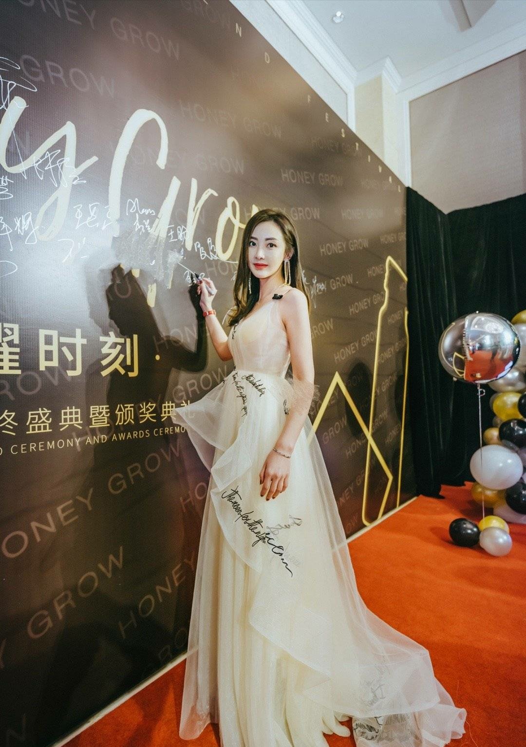 她叫贾喻冰,身高174cm,来自上海,你觉得几分呢?