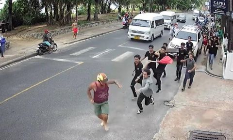 滑稽!游客与餐厅起冲突被全餐厅人在街上追着打