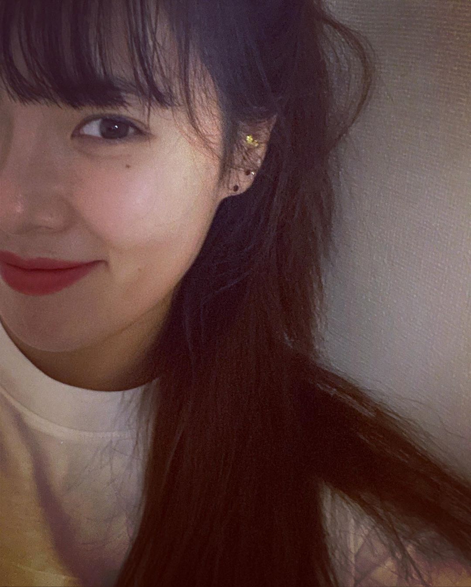 组图:泫雅晒自拍头发自然凌乱 涂红唇眼神魅惑