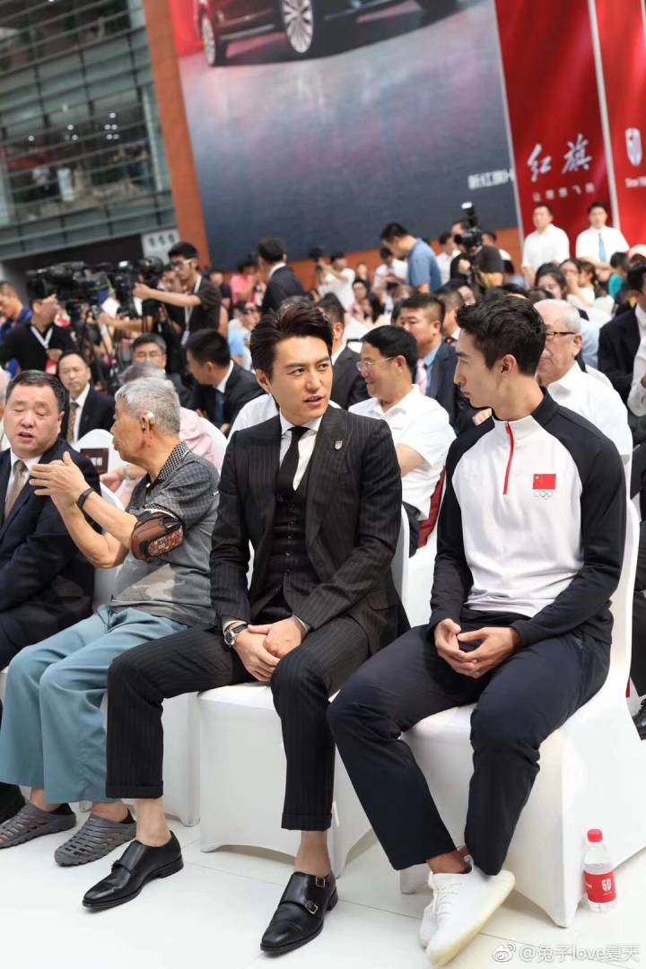 没想到,武大靖证明了靳东的真实身高!