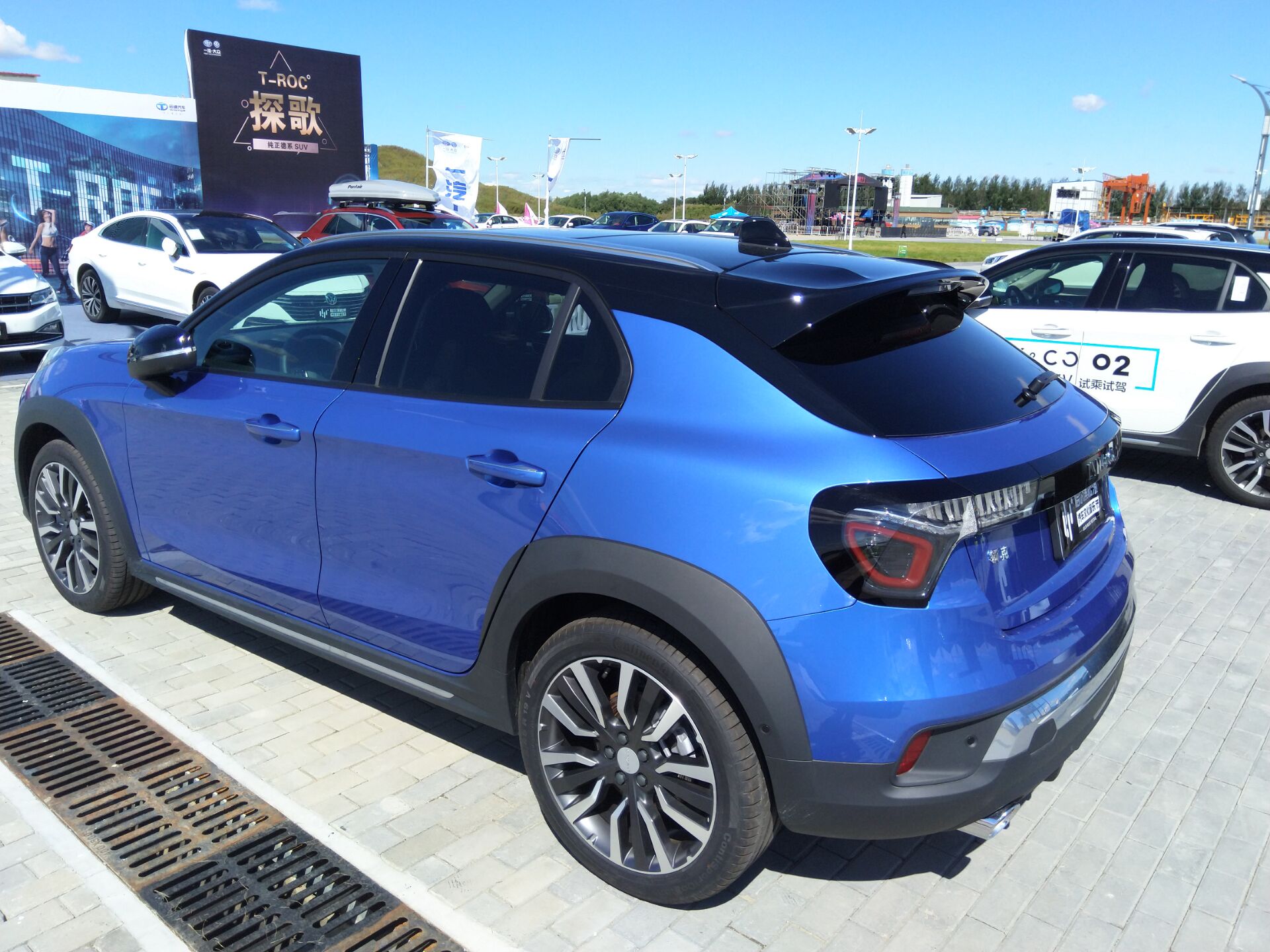 首先来看这款白色的领克02,相比于后面的领克01来说,整体车身设计更加