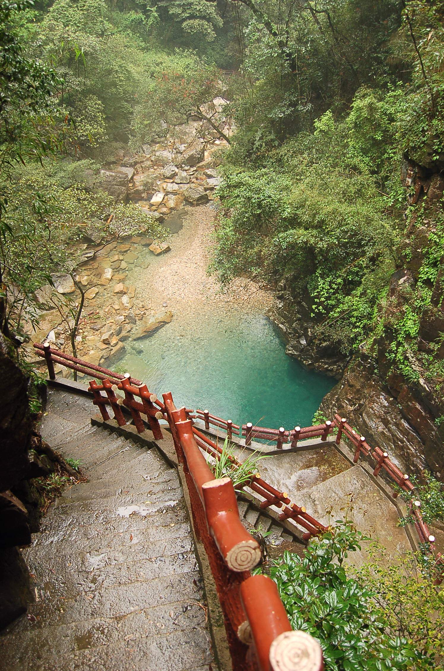 出口→北二环高速→京珠高速→英德出口下→经石灰镇→石轱塘→大峡谷